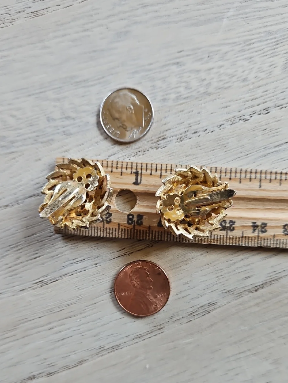 Green Rhinestones Laurel Leaves Wreath Clip On Vintage Earrings Gold Tone - Picture 2 of 4